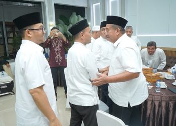Wali Kota Tanjungbalai Mahyaruddin Salim bersama Wakil Wali Kota Muhammad Fadly Abdina, menghadiri takziah ke rumah duka almarhum ayahanda Ketua TP-PKK, Bapak Muhammad Yusuf yang juga mertua dari Bupati Asahan