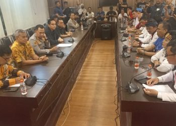 Perwakilan kelompok massa penolakan Surat Edaran (SE) tentang penataan daging nonhalal diterima oleh Wali Kota Medan, Rico Tri Bayu Putra setelah berdialog panjang justru kembali tidak tampak di forum pertemuan. (Foto Romulo Sinaga/ jurnalx.co.id)