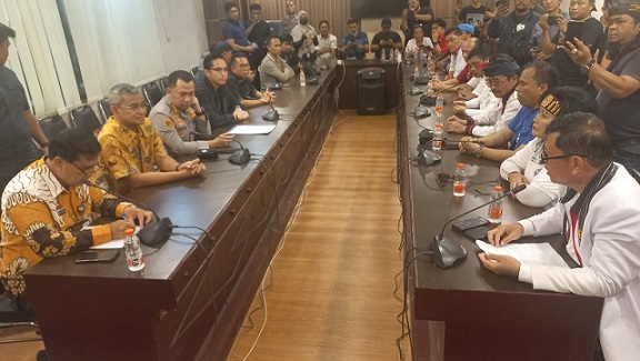 Perwakilan kelompok massa penolakan Surat Edaran (SE) tentang penataan daging nonhalal diterima oleh Wali Kota Medan, Rico Tri Bayu Putra setelah berdialog panjang justru kembali tidak tampak di forum pertemuan. (Foto Romulo Sinaga/ jurnalx.co.id)