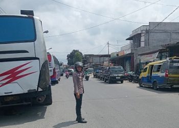 Personil piket Polsek Siantar Utara saat gatur lalin di jalan Persatuan