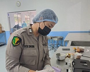 Tim Dokkes Polres Pematangsiantar Laksanakan Safety Food di SPPG 2 YKB Kompleks Mako Kompi B Satuan Brimob Polda Sumut
