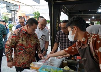 Wali Kota Pematangsiantar Wesly Silalahi SH MKn berkunjung ke Wisata Takjil Ramadhan Kampung QRIS Bank Sumut, di Lapangan Parkir Pariwisata, Jalan Merdeka