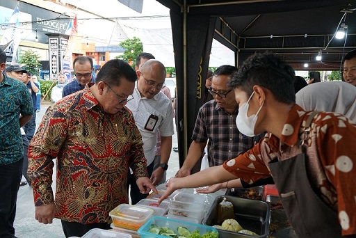 Wali Kota Pematangsiantar Wesly Silalahi SH MKn berkunjung ke Wisata Takjil Ramadhan Kampung QRIS Bank Sumut, di Lapangan Parkir Pariwisata, Jalan Merdeka