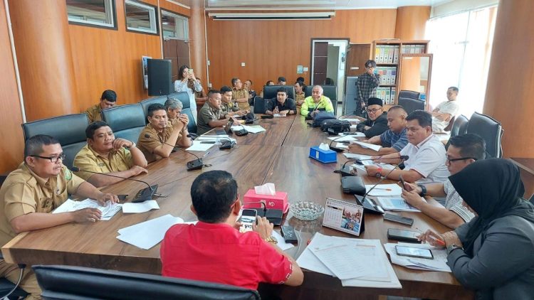 Ketua Komisi 4 DPRD Medan Paul MAS SH pimpin RDP bersama OPD Pemko Medan dan pemilik bangunan Wakita Warkop (PBG). (Foto Ist)