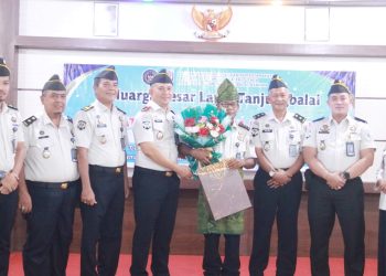 Kalapas Kelas IIB Refin Tua Simanullang, didampingi para pejabat struktural saat pelepasan Kasubsi Keamanan, Abdul Razak memasuki Masa Purna Bakti