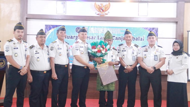 Kalapas Kelas IIB Refin Tua Simanullang, didampingi para pejabat struktural saat pelepasan Kasubsi Keamanan, Abdul Razak memasuki Masa Purna Bakti
