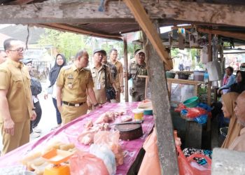 Wali Kota Tanjungbalai Mahyaruddin Salim bersama Wakil Wali Kota Muhammad Fadly Abdina melakukan peninjauan ke Pasar Bahagia