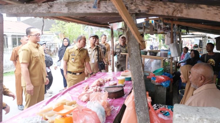 Wali Kota Tanjungbalai Mahyaruddin Salim bersama Wakil Wali Kota Muhammad Fadly Abdina melakukan peninjauan ke Pasar Bahagia