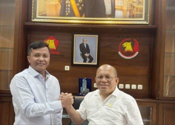 Penyerahan mandat Komandan Nasional kepada Laurencus Pakpahan oleh Ketua Umum PP GEKIRA, Nikson Silalahi, dalam seremoni di Sekretariat PP GEKIRA (Foto Ist)