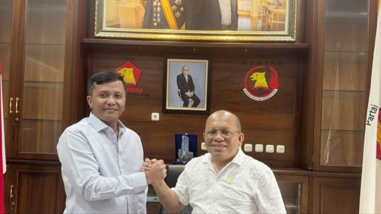 Penyerahan mandat Komandan Nasional kepada Laurencus Pakpahan oleh Ketua Umum PP GEKIRA, Nikson Silalahi, dalam seremoni di Sekretariat PP GEKIRA (Foto Ist)