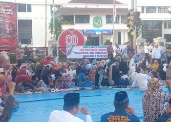 Aksi demo massa kelompok pendukung Surat Edaran (SE) Wali Kota Medan Nomor 500-7.1/1540 tentang Penataan Lokasi dan Pengelolaan Limbah Penjualan Daging Nonhalal. (Foto Romulo Sinaga/ jurnalx.co.id)