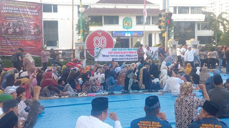 Aksi demo massa kelompok pendukung Surat Edaran (SE) Wali Kota Medan Nomor 500-7.1/1540 tentang Penataan Lokasi dan Pengelolaan Limbah Penjualan Daging Nonhalal. (Foto Romulo Sinaga/ jurnalx.co.id)