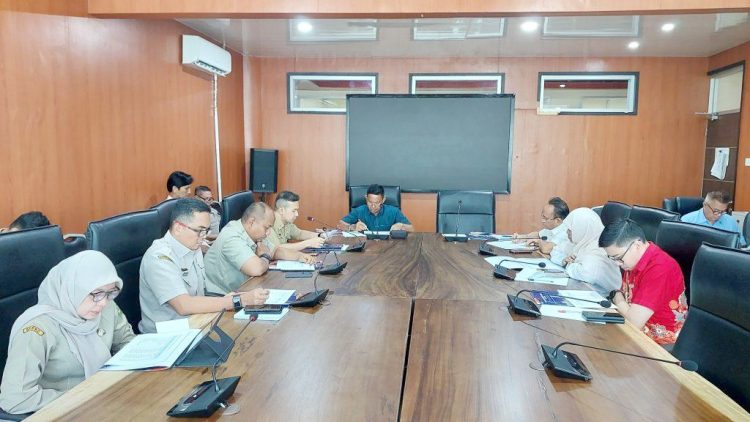 Komisi 3 DPRD Kota Medan saat menggelar Rapat Dengar Pendapat (RDP) dengan Bapenda Kota Medan di gedung DPRD Medan yang dihadiri Kepala Bapenda M Agha Novrian. (Foto Ist)