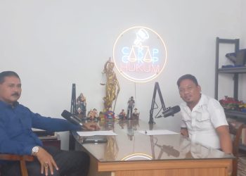 Salman Sirait kuasa hukum Fandi Ramadhan ABK kapal terdakwa penyelundupan sabu 2 ton yang hadir di podcast " CakapCakapHukum" dipandu Dwi Ngai Sinaga SH MH Ketua DPC Peradi Kota Medan. (Foto Romulo Sinaga/ jurnalx.co.id)