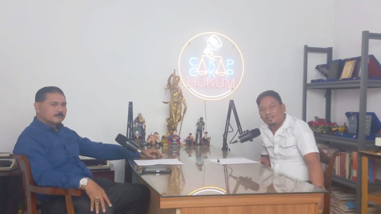Salman Sirait kuasa hukum Fandi Ramadhan ABK kapal terdakwa penyelundupan sabu 2 ton yang hadir di podcast " CakapCakapHukum" dipandu Dwi Ngai Sinaga SH MH Ketua DPC Peradi Kota Medan. (Foto Romulo Sinaga/ jurnalx.co.id)