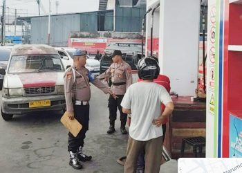 PS. Kanit Provos AIPDA Fai J. Silalahi dan personil jaga monitoring pengisian BBM di SPBU No. : 14.211.201 Jalan Melanthon Siregar