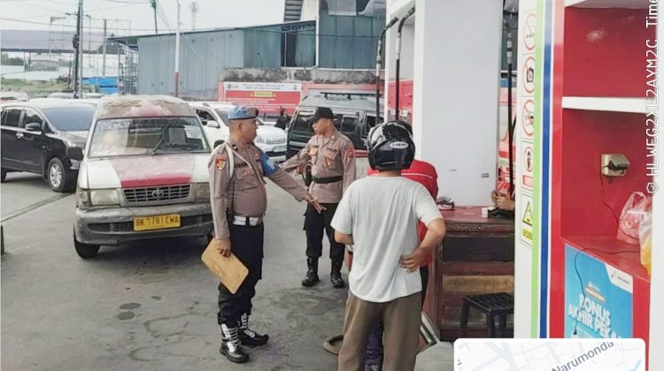 PS. Kanit Provos AIPDA Fai J. Silalahi dan personil jaga monitoring pengisian BBM di SPBU No. : 14.211.201 Jalan Melanthon Siregar