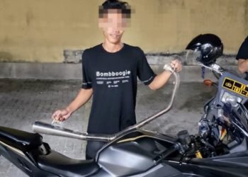 Pengendara sepedamotor tunjukkan knalpot brong yang disuruh dibuka Timsus Dayok Mirah