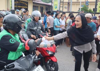 Kapolres Pematangsiantar AKBP Sah Udur T.M Sitinjak S.H. S.I.K. M.H saat bagikan takjil kepada masyarakat