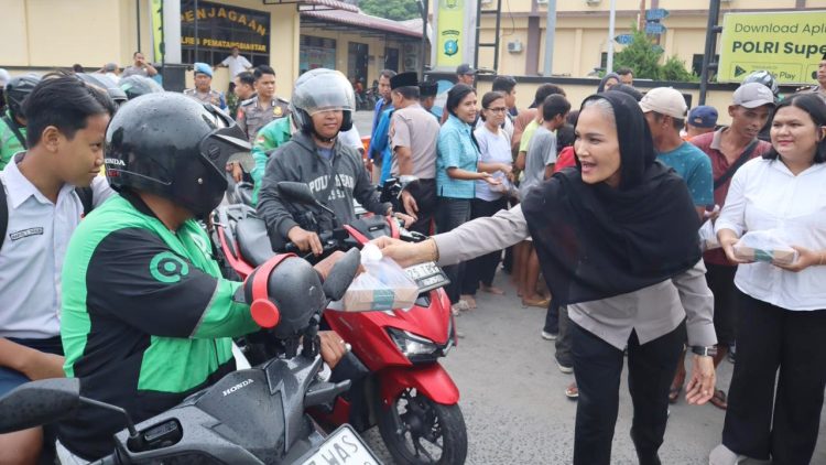 Kapolres Pematangsiantar AKBP Sah Udur T.M Sitinjak S.H. S.I.K. M.H saat bagikan takjil kepada masyarakat