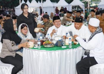 Wali Kota Pematangsiantar Wesly Silalahi SH MKn bersilaturahmi dan buka puasa bersama Forkopimda dan masyarakat di Lapangan Adam Malik