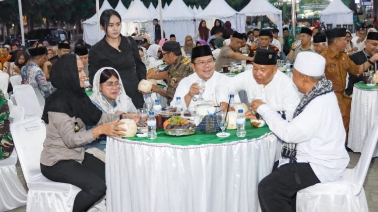 Wali Kota Pematangsiantar Wesly Silalahi SH MKn bersilaturahmi dan buka puasa bersama Forkopimda dan masyarakat di Lapangan Adam Malik