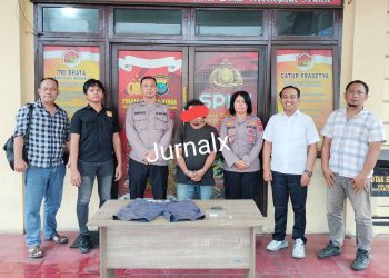 Tersangka SHS alias Sabar diapit Kapolsek Siantar Utara AKP Jahrona Sinaga SH bersama Kanit Reskrim IPDA Ricardo Rajagukguk S.Sos dan Tim Opsnal