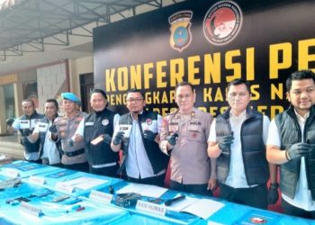Kasat Narkoba Polrestabes Medan Kompol Rafli Yusuf Nugraha memberikan paparan kasus selebgram sekaligus DJ diduga gunakan vape berisi narkotika bersama 2 orang temannya (Foto Ist)