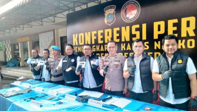 Kasat Narkoba Polrestabes Medan Kompol Rafli Yusuf Nugraha memberikan paparan kasus selebgram sekaligus DJ diduga gunakan vape berisi narkotika bersama 2 orang temannya (Foto Ist)