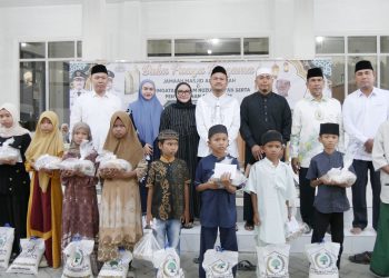 Wali Kota Tanjungbalai Mahyaruddin Salim saat photo Bersama Anak Yatim