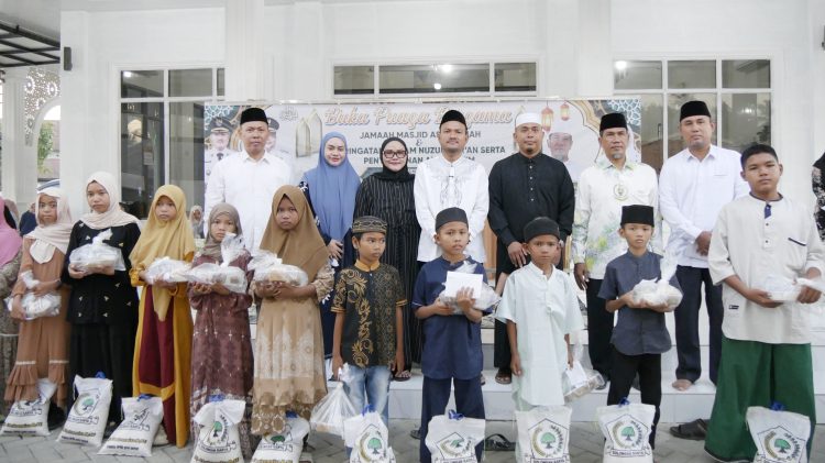 Wali Kota Tanjungbalai Mahyaruddin Salim saat photo Bersama Anak Yatim