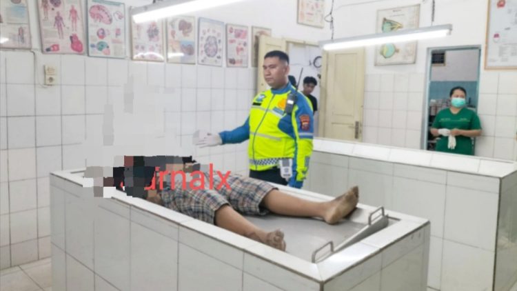 Jenajah Waiter Cafe, AAFG alias Bizar saat di visum diruangan jenajah RSUD dr Djasamen Saragih