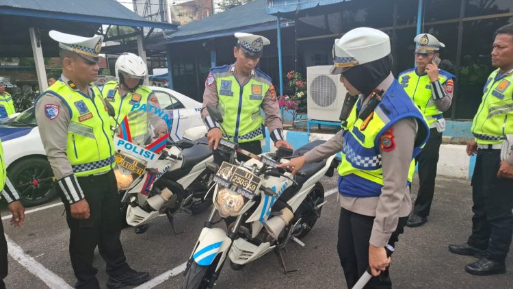 Kasat Lantas AKP Friska Susana SH bersama KBO dan Jajaran Kanit cek Randis Roda dua (R2)