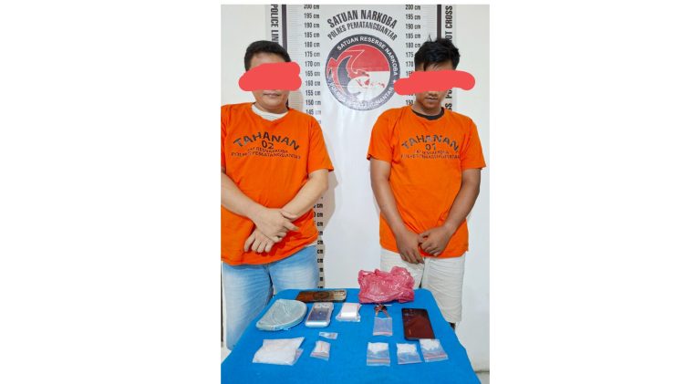 Tersangka APH alias Domu dan DH beserta barang bukti diamankan di Kantor Sat Resnarkoba Polres Pematangsiantar