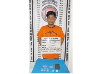 Tersangka TKS alias Korcis dan barang bukti
