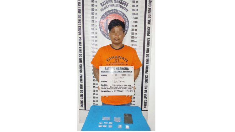 Tersangka TKS alias Korcis dan barang bukti