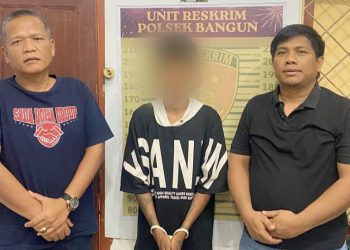 Pelaku penganiayaan MH diapit Kanit Reskrim IPDA B. Situngkir dan Tim Opsnal
