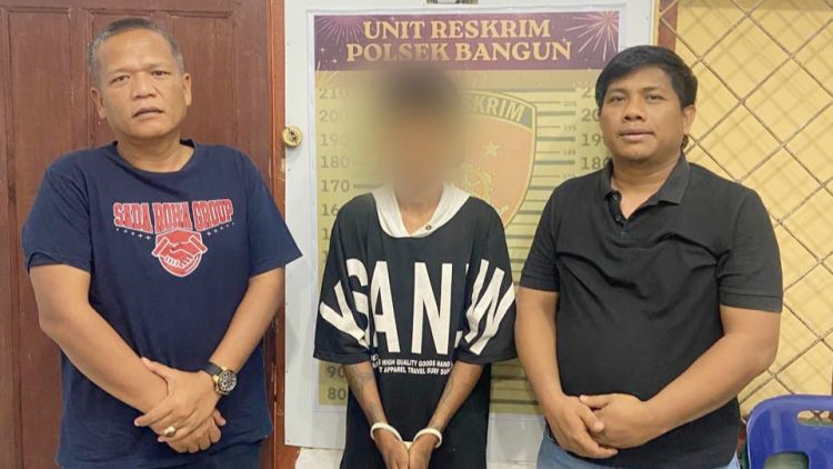 Pelaku penganiayaan MH diapit Kanit Reskrim IPDA B. Situngkir dan Tim Opsnal