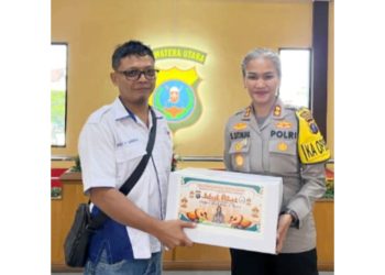 Kapolres Pematangsiantar AKBP Sah Udur T.M. Sitinjak SH. SIK. MH secara langsung membagikan Parcel Lebaran kepada Wartawan Unit Polres Pematangsiantar