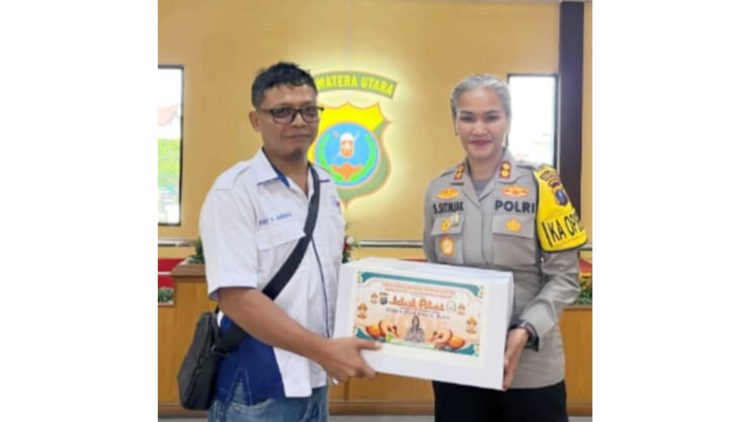 Kapolres Pematangsiantar AKBP Sah Udur T.M. Sitinjak SH. SIK. MH secara langsung membagikan Parcel Lebaran kepada Wartawan Unit Polres Pematangsiantar