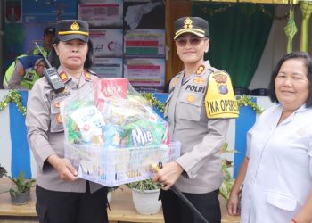 Kapolres Pematangsiantar AKBP Sah Udur T.M Sitinjak S.H S.I.K. M.H berikan bingkisan di Pospam Parluasan yang diterima Kapospam AKP Jahrona Sinaga SH