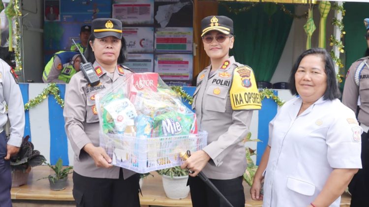 Kapolres Pematangsiantar AKBP Sah Udur T.M Sitinjak S.H S.I.K. M.H berikan bingkisan di Pospam Parluasan yang diterima Kapospam AKP Jahrona Sinaga SH