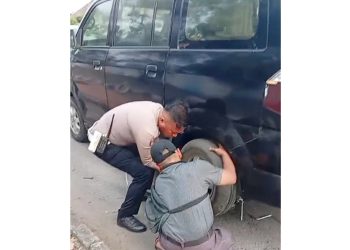 Personil Sat Lantas Polres Pematangsiantar sigap Sigap Bantu Warga Bocor Ban Mobil