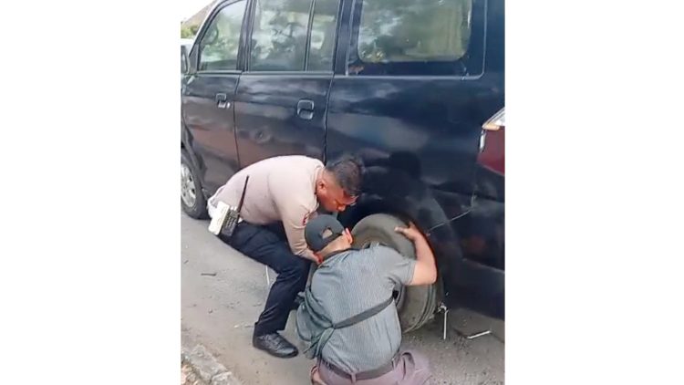 Personil Sat Lantas Polres Pematangsiantar sigap Sigap Bantu Warga Bocor Ban Mobil