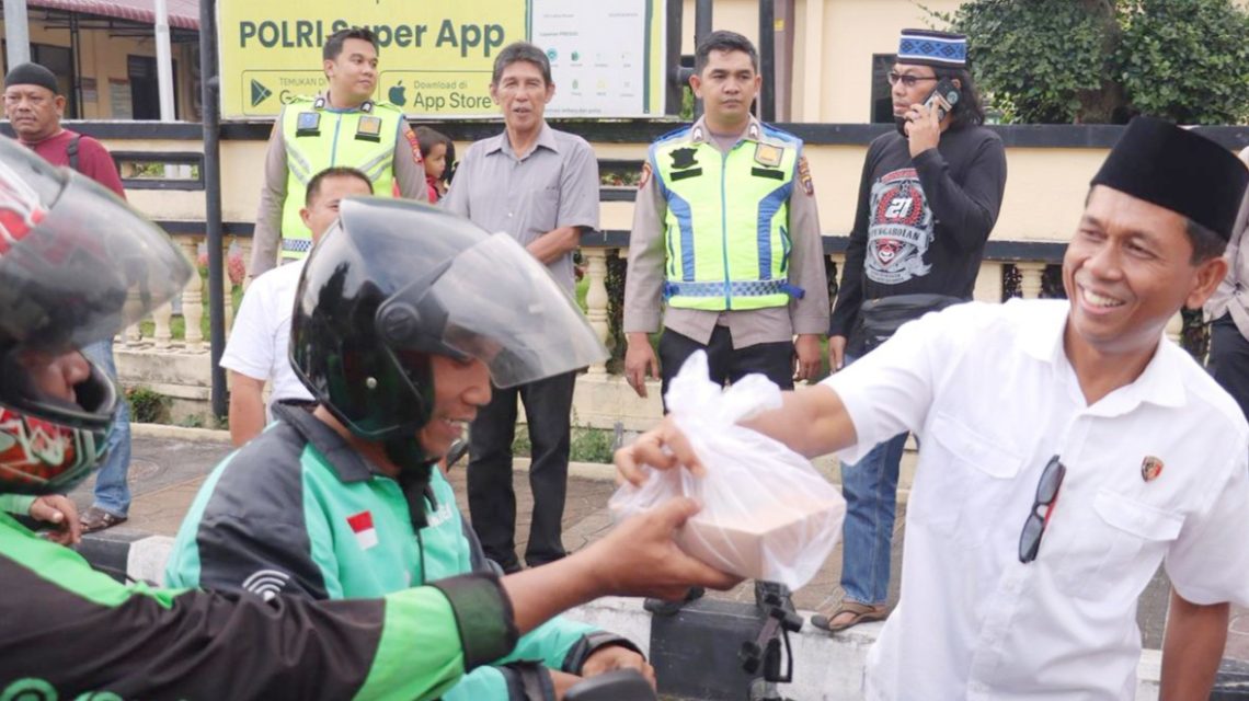 Kasat Resnarkoba AKP Irwanta Sembiring SH. MH saat berbagai takjil kepada masyarakat