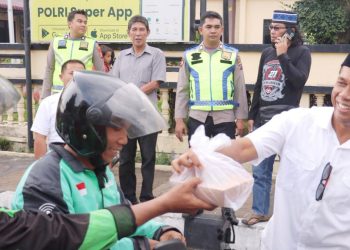 Kasat Resnarkoba AKP Irwanta Sembiring SH. MH saat berbagai takjil kepada masyarakat