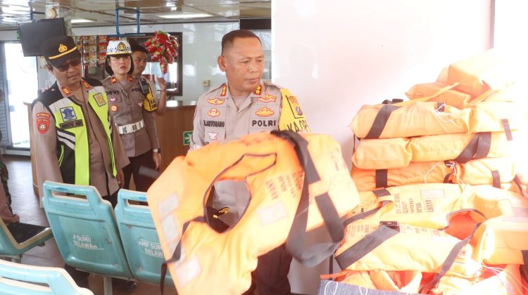 Kapolres Simalungun AKBP Marganda Aritonang, S.I.K. S.H. M.M Naiki Kapal Ferry di Pelabuhan Tiga Ras