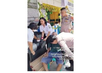 Kapos Pam IV Jalan Sutomo IPTU Raja Kaya Haloho SH. MH bersama personil sigap bantu Bapak PS yang oyong dan hampir jatuh dari sepedamotornya