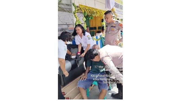 Kapos Pam IV Jalan Sutomo IPTU Raja Kaya Haloho SH. MH bersama personil sigap bantu Bapak PS yang oyong dan hampir jatuh dari sepedamotornya