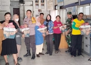 Bhabinkamtibmas Kelurahan Tambun Nabolon AIPTU Jonson Hutahuruk menghadiri pemberian bantuan sembako kepada petugas kebersihan